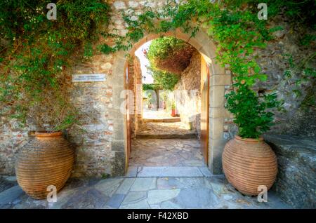 L'entrée du monastère de Panayia Pantanassa sur le site historique de Mystras, un château byzantin en Grèce. Le monastère Banque D'Images