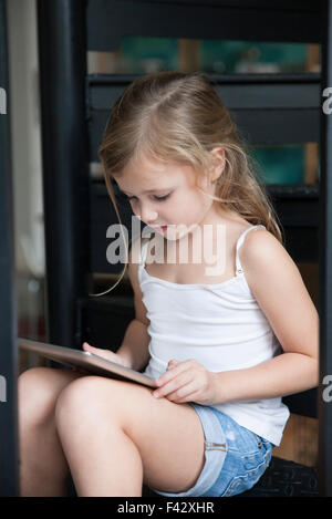 Little girl using digital tablet Banque D'Images