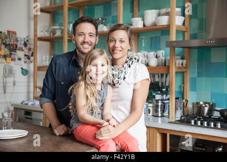 Ensemble, à la maison de la famille dans la cuisine, portrait Banque D'Images