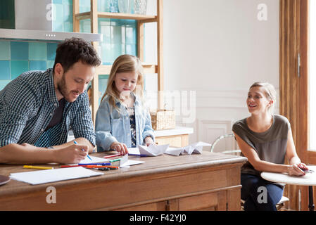 Les parents de passer du temps avec sa jeune fille à la maison Banque D'Images