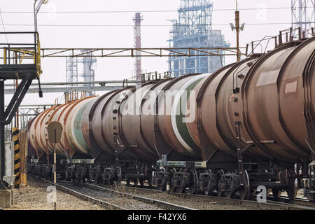 Les wagons de train d'huile sur des raffineries de pétrole Banque D'Images