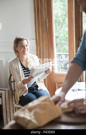 Couple hanging out at home Banque D'Images