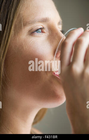 Femme à boire le verre de l'eau Banque D'Images