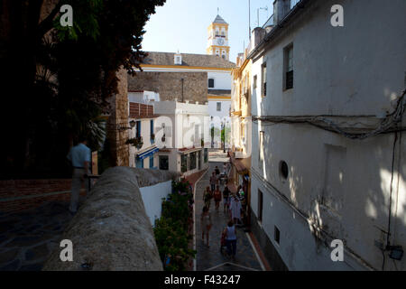 Les rues de la vieille ville de Marbella à plein de pots de fleurs Banque D'Images