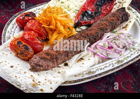 De l'agneau grillé avec légumes koobideh Banque D'Images