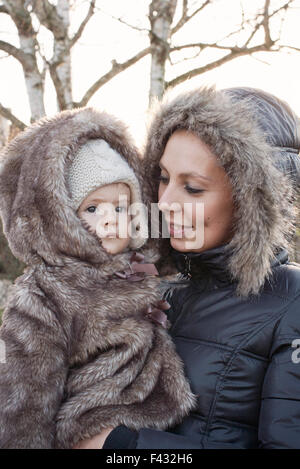 Mère et fille vêtue de manteaux d'hiver, portrait Banque D'Images