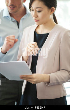 Businesswoman examiné le document Banque D'Images