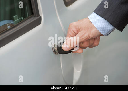 Déverrouillage de l'homme porte de la voiture avec la clé, cropped Banque D'Images