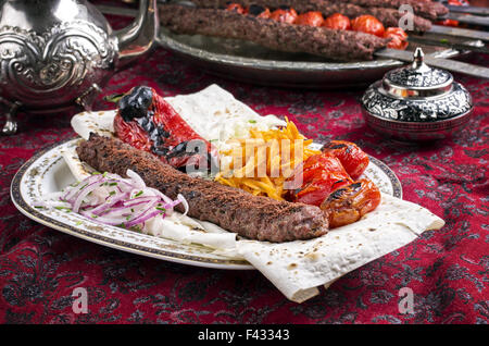 Adana kebab avec légumes grillés Banque D'Images