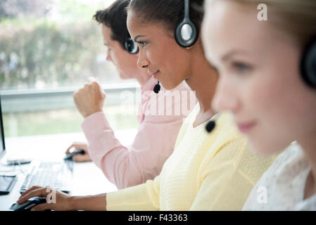 Les télévendeurs au travail en call center Banque D'Images