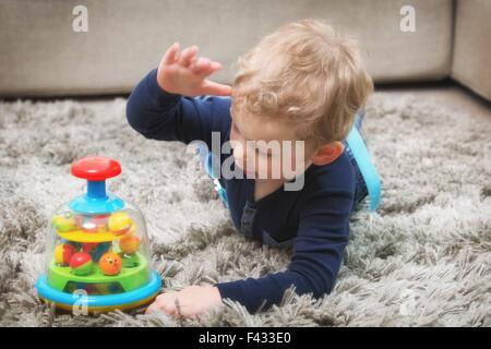 Petit Garçon jouant avec leurs jouets favoris Banque D'Images