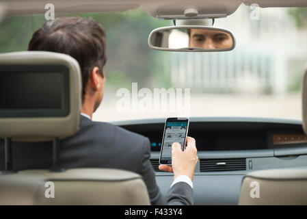 L'utilisation du téléphone cellulaire au volant voiture Banque D'Images