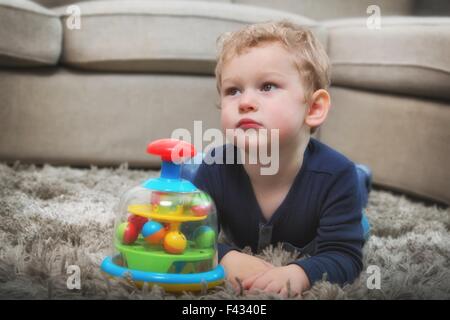 Petit Garçon jouant avec leurs jouets favoris Banque D'Images