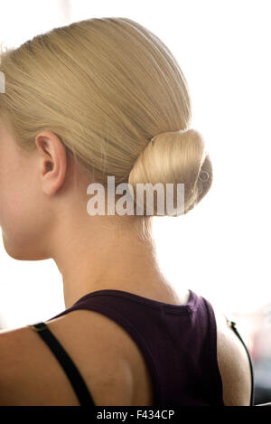 Femme avec cheveux disposés en un chignon Banque D'Images