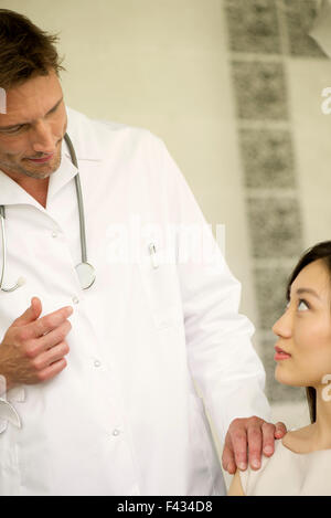 Doctor talking with patient Banque D'Images