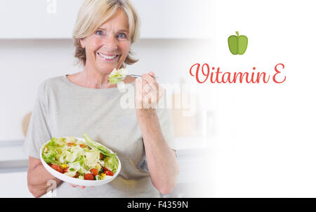 La vitamine e contre smiling woman eating salad Banque D'Images