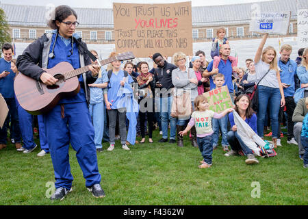 Bristol, Royaume-Uni, 10/10/2015. Le personnel du NHS et les membres du public sont représentés comme ils protestent contre le nouveau médecin en contrats. Banque D'Images