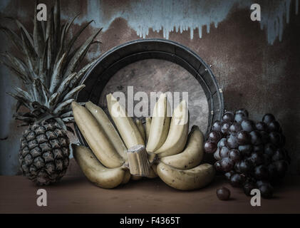 Les bananes et autres fruits qui sont séchées sur une table en bois. Banque D'Images