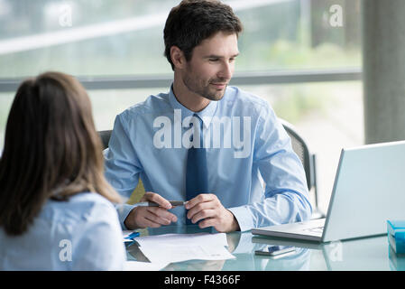 Réunion avec l'agent d'assurance client potentiel Banque D'Images