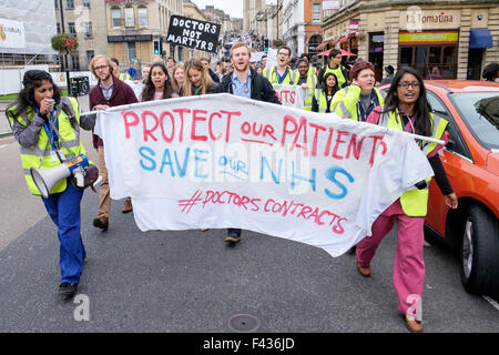 Bristol, Royaume-Uni, 10/10/2015. Le personnel du NHS et les membres du public sont représentés comme ils protestent contre le nouveau médecin en contrats. Banque D'Images