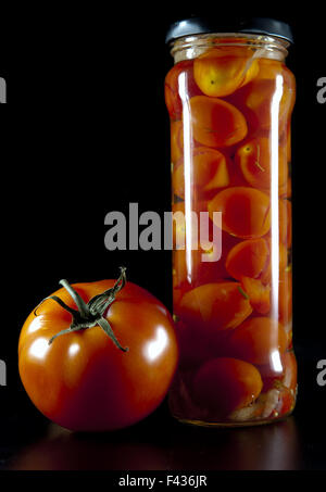 Tomates en conserve dans des bocaux en verre Banque D'Images