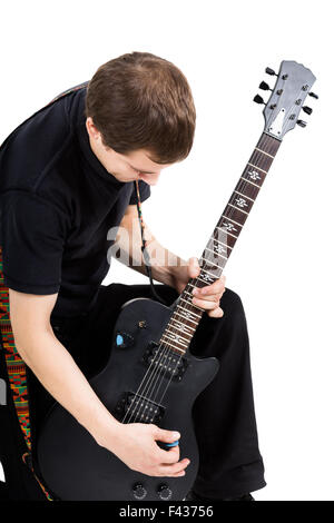 Jeune homme avec une guitare électrique. Isolé Banque D'Images