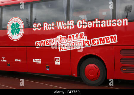 Sport, football, Ligue Régionale Ouest, 2015-2016, bus de l'équipe de rot Weiss Oberhausen dans le stade Niederrhein Oberhausen Banque D'Images