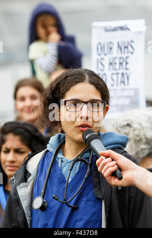 Bristol, Royaume-Uni, 10/10/2015. Un médecin du NHS s'exprime à une manifestation organisée pour montrer leur opposition à l'égard des nouveaux contrats médecin junior. Banque D'Images