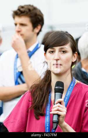 Bristol, Royaume-Uni, 10/10/2015. Un médecin en parle lors d'une manifestation organisée pour montrer leur opposition à l'égard des nouveaux contrats médecin junior Banque D'Images