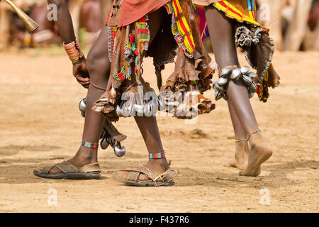 Pieds de femmes Hamer avec des cloches à une danse tribale Vallée de l'Omo, Ethiopie Banque D'Images