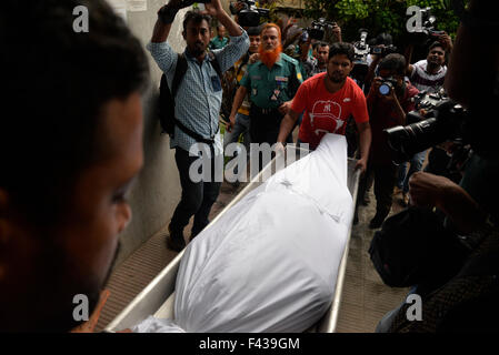 Dhaka, Bangladesh. 14Th Oct, 2015. Transport des travailleurs le corps de citoyen italien Cesare Tavella, qui a été abattu le 28 septembre par des assaillants non identifiés, dans la morgue de la Dhaka Medical College à Dhaka le 14 octobre 2015. Le corps d'un travailleur humanitaire assassinée Cesare Tavella de citoyen italien a été remis à l'ambassade italienne de Dhaka Medical College and Hospital. Denil attachés consulaires italiens Paolo Notaro et Giovanni Cianni a reçu le corps. Mamunur Rashid/crédit : Alamy Live News Banque D'Images