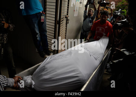 Dhaka, Bangladesh. 14Th Oct, 2015. Transport des travailleurs le corps de citoyen italien Cesare Tavella, qui a été abattu le 28 septembre par des assaillants non identifiés, dans la morgue de la Dhaka Medical College à Dhaka le 14 octobre 2015. Le corps d'un travailleur humanitaire assassinée Cesare Tavella de citoyen italien a été remis à l'ambassade italienne de Dhaka Medical College and Hospital. Denil attachés consulaires italiens Paolo Notaro et Giovanni Cianni a reçu le corps. Mamunur Rashid/crédit : Alamy Live News Banque D'Images