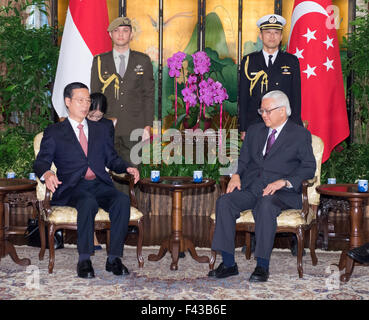 Singapour. 13 Oct, 2015. Le vice-Premier ministre chinois Zhang Jaili (L) se réunit avec le Président singapourien Tony Tan Keng Yam à Singapour, le 13 octobre 2015. © Gao Jie/Xinhua/Alamy Live News Banque D'Images