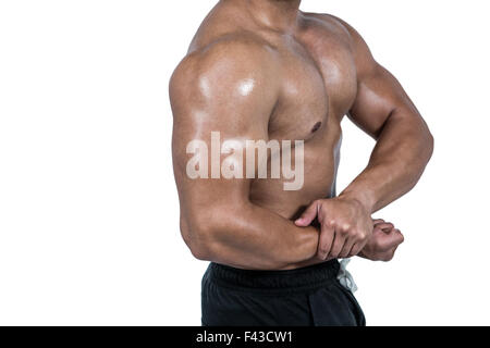 L'homme musclé ses biceps flexion Banque D'Images