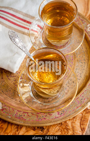 Apple Apple un thé turc de boissons aromatisées servi dans des verres de thé turc Banque D'Images