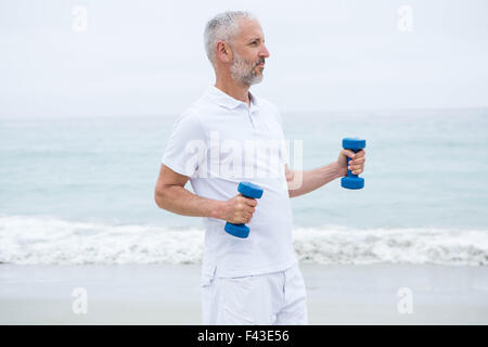 Monter man lifting dumbbells Banque D'Images