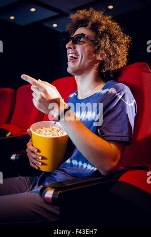 Jeune homme qui regarde un film en 3d Banque D'Images