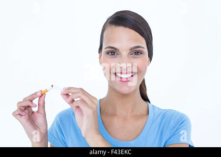 Happy woman breaking une cigarette Banque D'Images