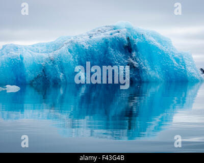 Le lac glaciaire à la tête de la glacier Breidamerkurjokull, avec formations de glace et flottantes. Banque D'Images