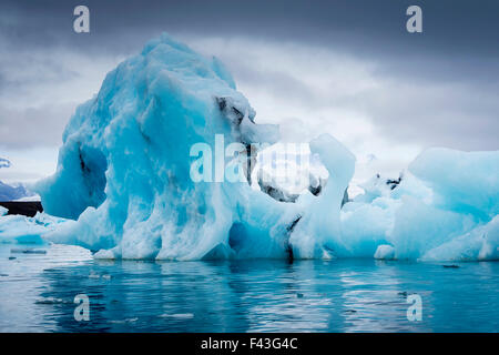 Le lac glaciaire à la tête de la glacier Breidamerkurjokull, avec formations de glace et flottantes. Banque D'Images