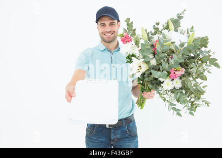 Livraison de fleurs montrant l'homme presse-papiers Banque D'Images