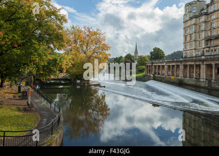 Le barrage sur la rivière Avon à Bath, Somerset, Angleterre. Banque D'Images