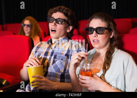 Jeune couple de regarder un film en 3d Banque D'Images