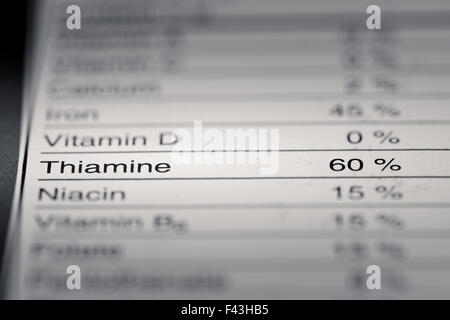 Profondeur de champ à l'image de la thiamine la valeur nutritive d'informations que nous pouvons trouver sur un produit d'épicerie. Banque D'Images