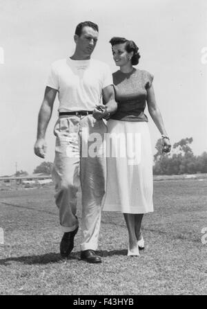 JANE RUSSELL (1921-2011) Actrice américaine avec premier mari joueur Bob Waterfield sur 1944 Banque D'Images