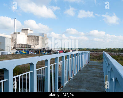 Passerelle sur la A533 et Trent et Mersey Canal jusqu'à l'ex-usine Aliments RHM sur le Stand Lane Middlewich Cheshire UK Banque D'Images