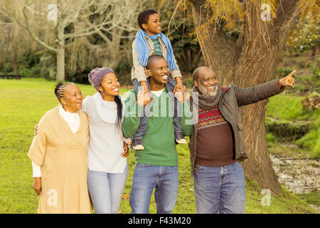 Famille élargie qui posent avec des vêtements chauds Banque D'Images