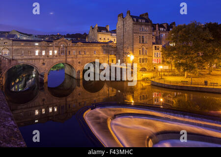 Avant l'aube à Pulteney Bridge à Bath, en Angleterre. Banque D'Images