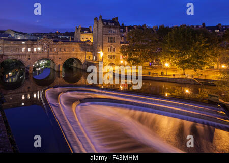 Pulteney Bridge et le barrage sur la rivière Avon à Bath, Somerset, Royaume-Uni. Banque D'Images