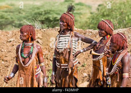 Attendre impatiemment les femmes Hamer au traditionnel rituel 35. Vallée de l'Omo, Ethiopie Banque D'Images